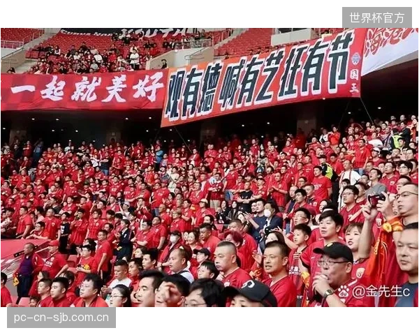 回顾京沪德比历史,上海海港在总交锋记录上稍占优势。 回顾京沪德比历史,上海海港在总交锋记录上稍占优势。